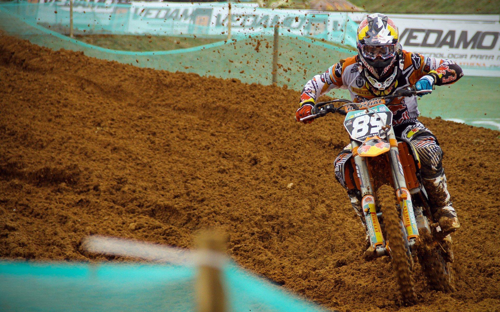 夜读乌姆蒂蒂跖骨骨折，巴萨困境中的无声叹息